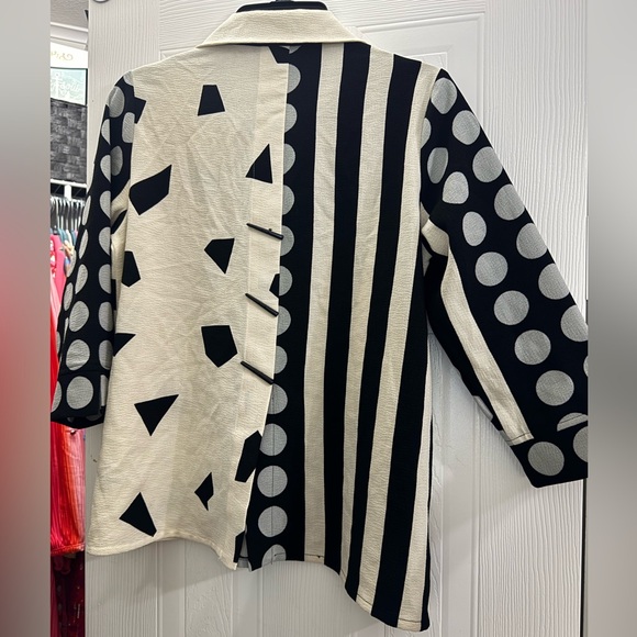 Ali Miles Black and White Graphic Asymmetrical 3/4 Sleeve Top - Picture 2 of 8